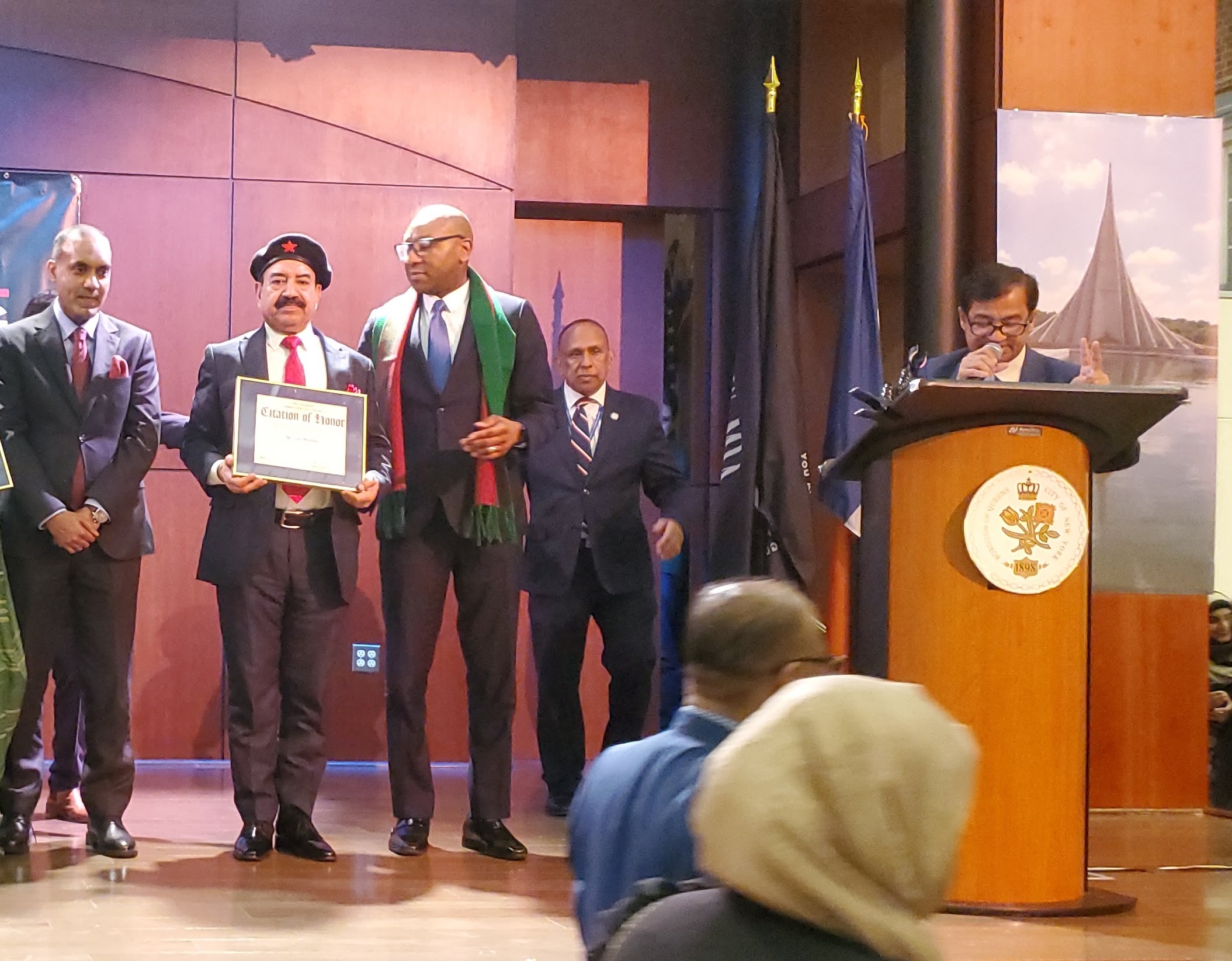 কুইন্স বরো প্রশাসনের বিশেষ সম্মাননা অনুষ্ঠানে আবু জাফর মাহমুদ। ছবি : সংগৃহীত