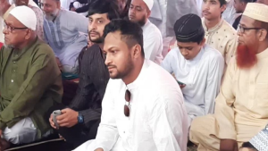ঈদের জামাতে বিব্রত ক্রিকেটার সাকিব আল হাসান
