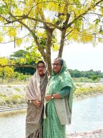 টুঙ্গিপাড়ায় সোনালু গাছের ছায়ায় শৈশবের স্মৃতিময় দিনে প্রধানমন্ত্রী