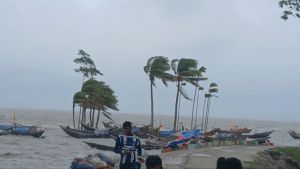 রিমেলের ম ন্দ গ তি ই  ভাসালো উপকূলের বিস্তৃত এলাকা, দীর্ঘ সময় বয়ে যাওয়া ঘূর্ণি রেখে গেছে বিশাল ক্ষ তে র  দা গ