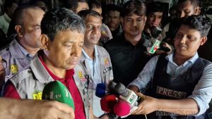 মধ্যরাতে ডিবির অ ভি যা ন, বিএনপি কার্যালয় থেকে ১০০ ক ক টে ল, গ্রে প্তা র ৭