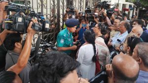 শাহবাগ থানায় ঢুকে শিক্ষার্থীদের মুক্ত করলেন ঢাবির ৪ শিক্ষক