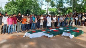 কফিন ধরে দাবি আদায়ের শপথ নিলেন কোটা সংস্কারপন্থিরা