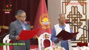 অন্তর্বতীকালীন সরকারের প্রধান উপদেষ্টা হিসেবে ড. মুহাম্মদ ইউনুস এবং ছাত্র আন্দোলনের দুই সমন্বয়ক মোট ১৩ জন উপদেষ্টা হিসেবে শপথ নিলেন