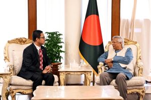 বাংলাদেশি শ্রমিকদের জন্য মালয়েশিয়ার মাল্টিপল-এন্ট্রি ভিসা দেয়ার আহ্বান ইউনূসের