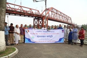 আন্তর্জাতিক নদীকৃত্য দিবসের মানববন্ধনে বক্তারাঃ বালু ও পাথর লুটতরাজ বন্ধ না হলে পরিবেশ বিপর্যয় মানবিক বিপর্যয়ে রূপ নিবে