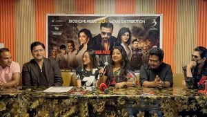 ৫০তম পরিবেশনা ঘিরে কেক কাটলেন বায়োস্কপ টিম