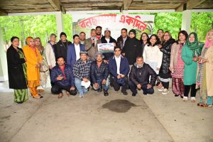 বৃষ্টি উপেক্ষা করে নিউইয়র্কে আমেরিকা বাংলাদেশ প্রেসক্লাবের বনভোজন