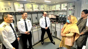 প্রধানমন্ত্রী কুশল বিনিময় করেন বিমানের যাত্রী ও ক্রুদের সাথে, আদর করেন শিশুদের