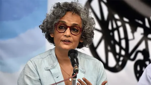 লেখিকা অরুন্ধতী রায় রাষ্ট্রদ্রোহ অভিযোগের সম্মুখীন তার কাশ্মীর নিয়ে মন্তব্যের কারণে