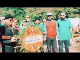 বধ্যভূমির শহীদ স্মৃতি উদ্যানে দাঁড়িয়ে