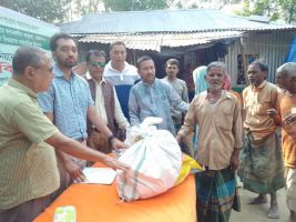সন্দ্বীপে বীর মুক্তিযোদ্ধা আবু জাফর মাহমুদ ফাউন্ডেশনের উদ্যোগে ত্রাণ সামগ্রী বিতরণ