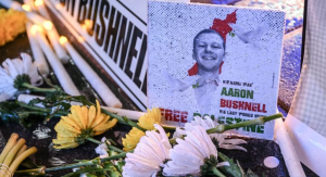 অ্যারন বুশনেলঃ ইসরাইলি আগ্রাসনের বিরুদ্ধে প্রতিবাদের প্রতীক হয়ে উঠেছেন