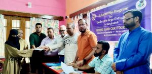 যুক্তরাষ্ট্রভিত্তিক মানবিক ও চ্যারিটি সংস্থা ''হেল্পিং হ্যান্ড চট্টগ্রাম- ইউএসএ'র' এর উদ্যেগে চট্টগ্রাম ও পার্বত্যচট্টগ্রামের বিভিন্ন স্কুল কলেজের ইফতারিসামগ্রী ও আর্থিক সহায়তা প্রদান করা হয়।